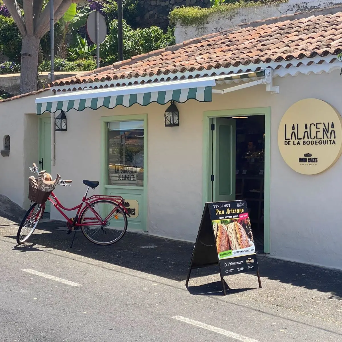 Entrada de Lalacena en Santa Úrsula, con la bicicleta y el cartel de pan artesano