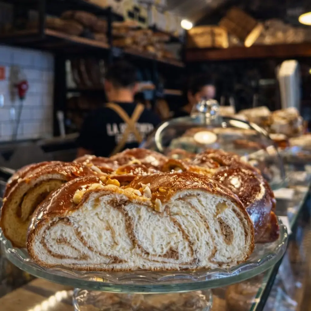 Trenza de bollería cortada sobre el mostrador de Lalacena