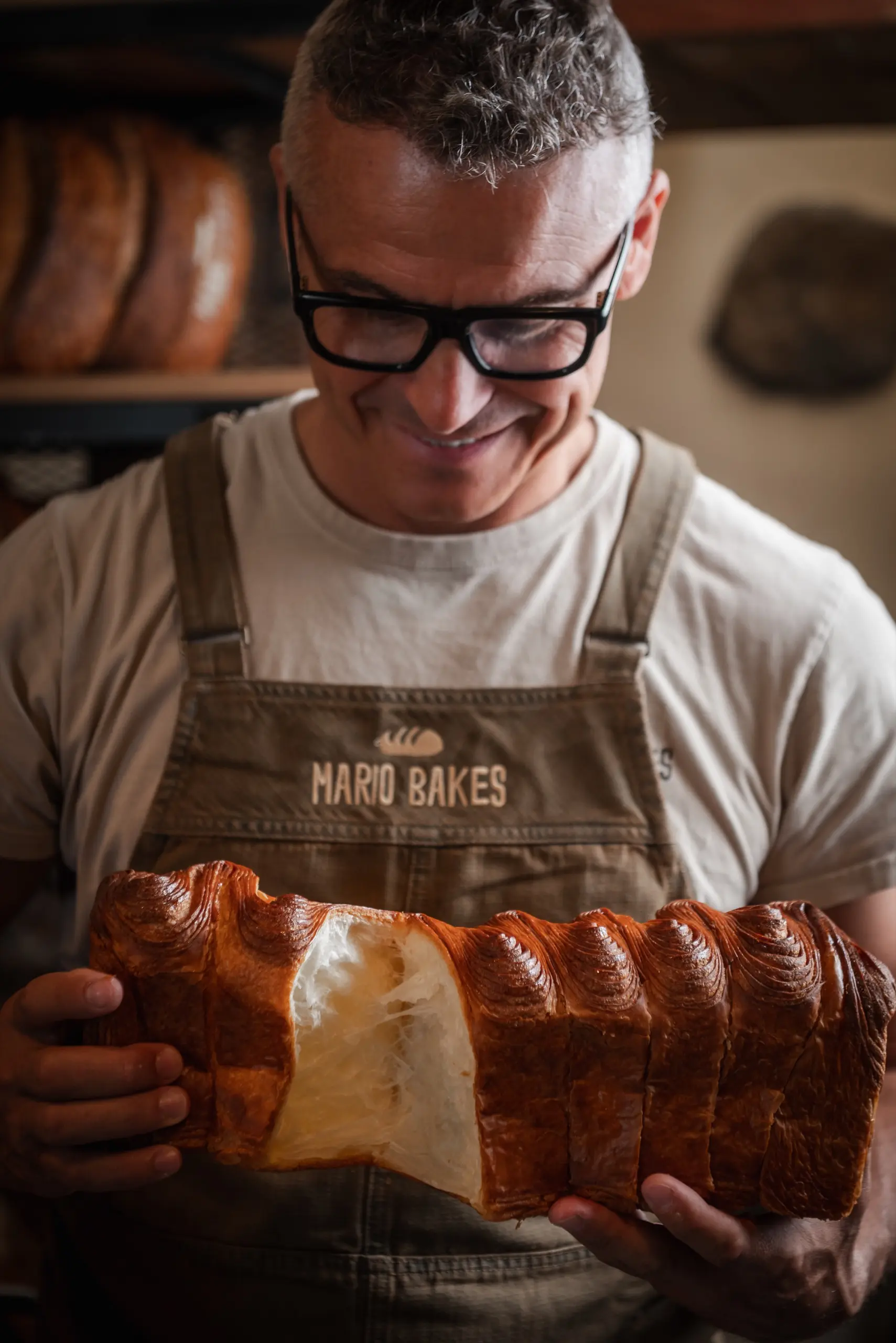 Mario Torres observando un brioche en el obrador
