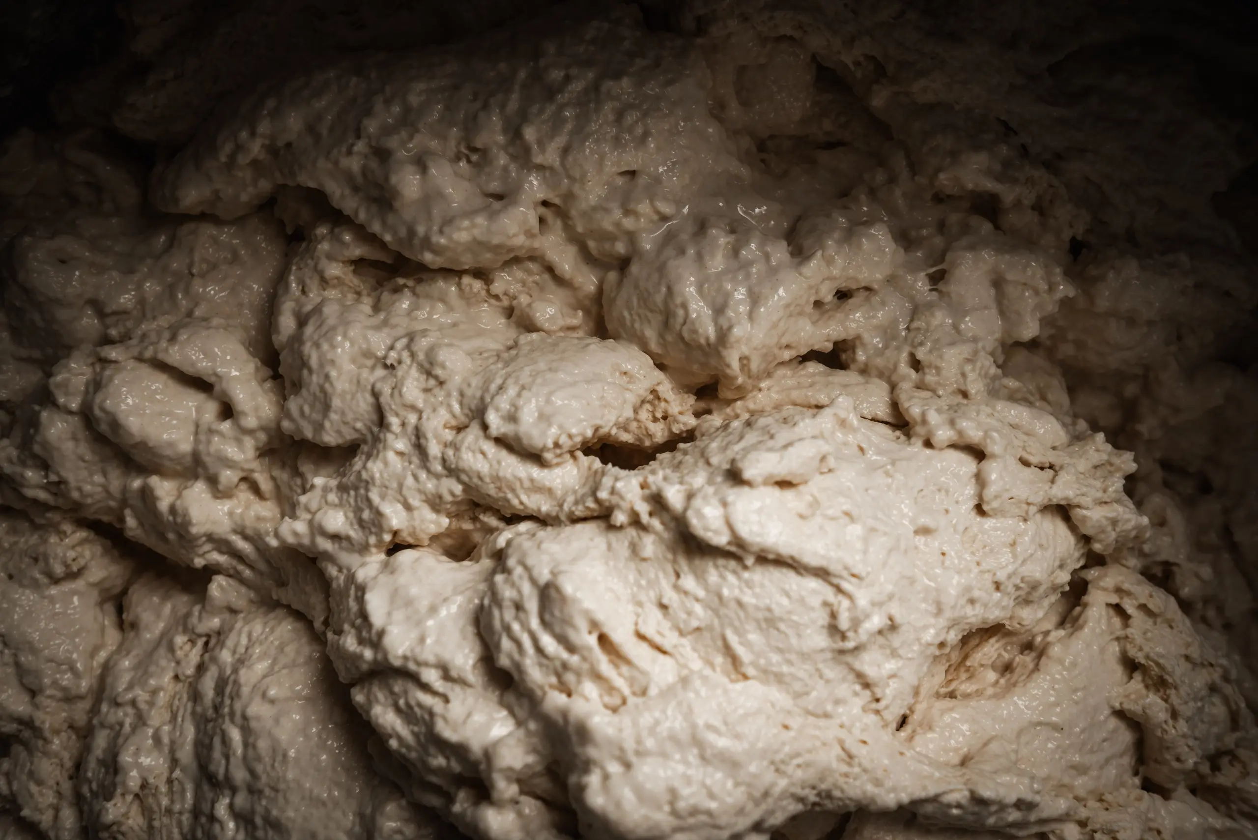 Masa de pan en la amasadora del obrador