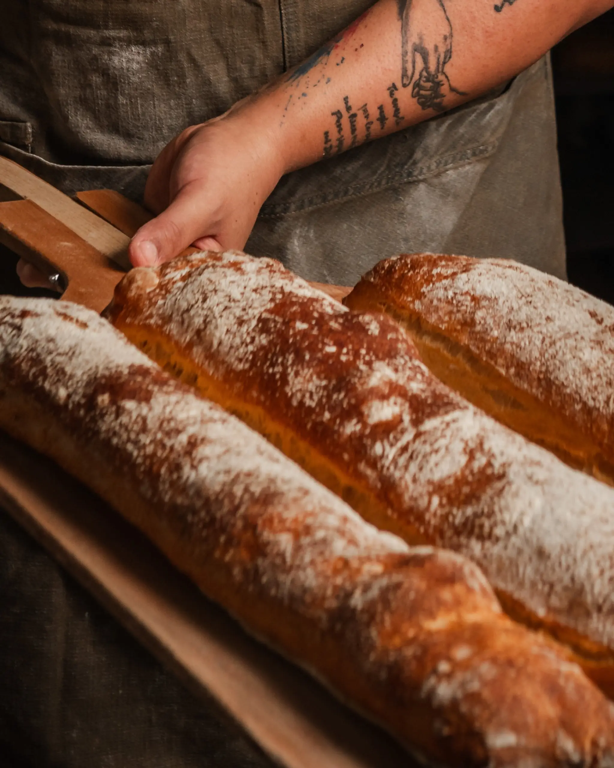 Pan de cristal cubierto de harina