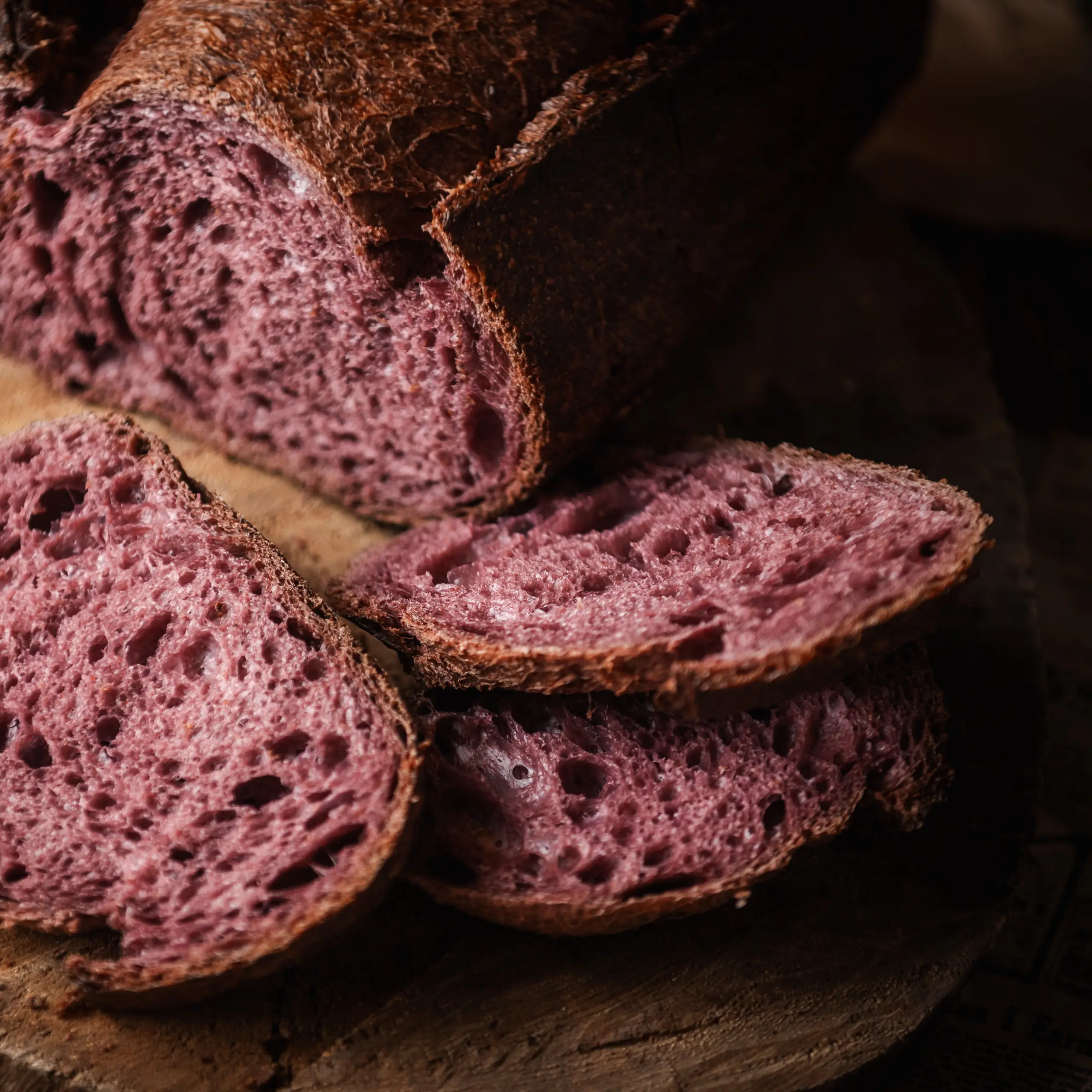 Pan de vino abierto mostrando la miga malva