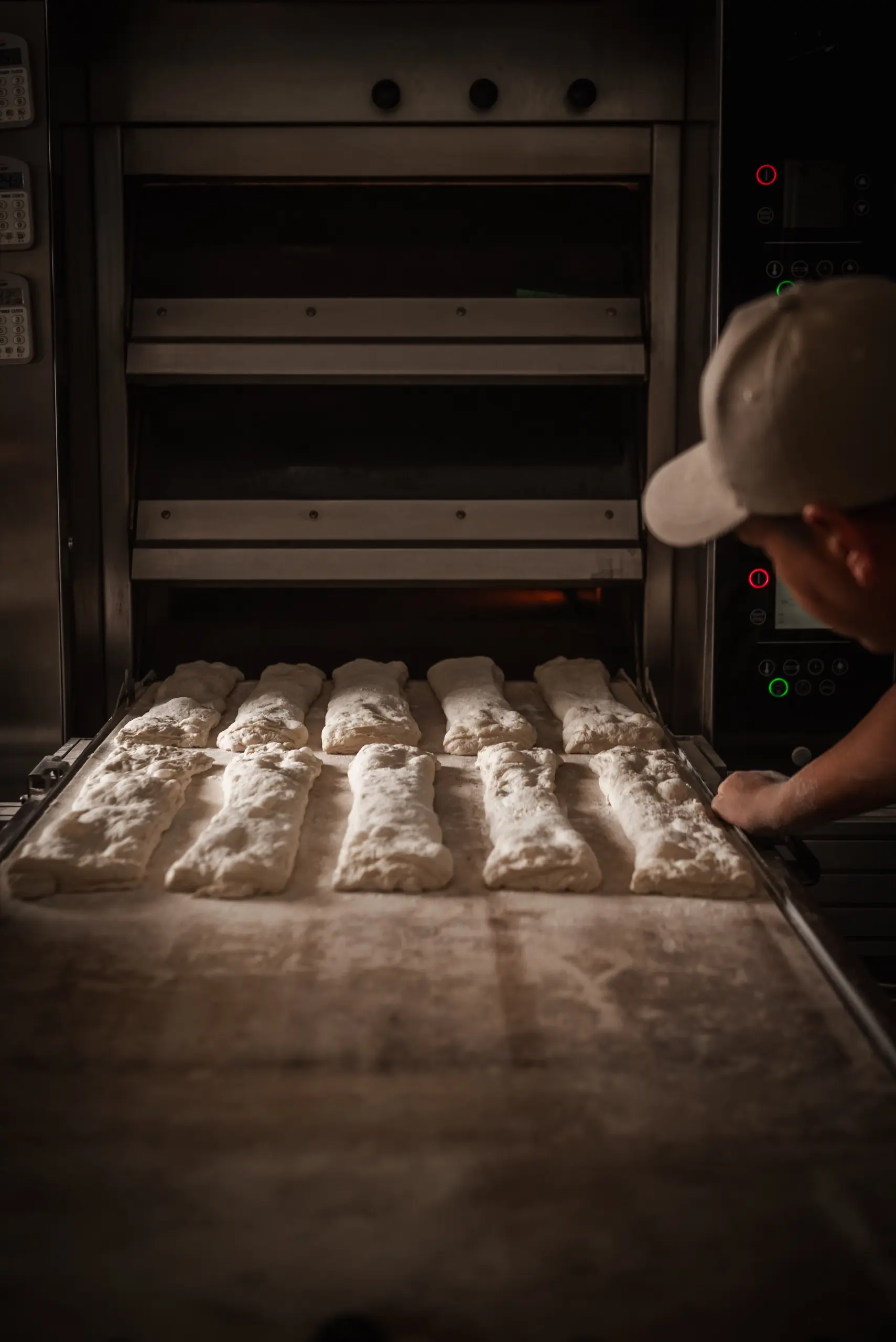 Panadero introduciendo barras en el horno