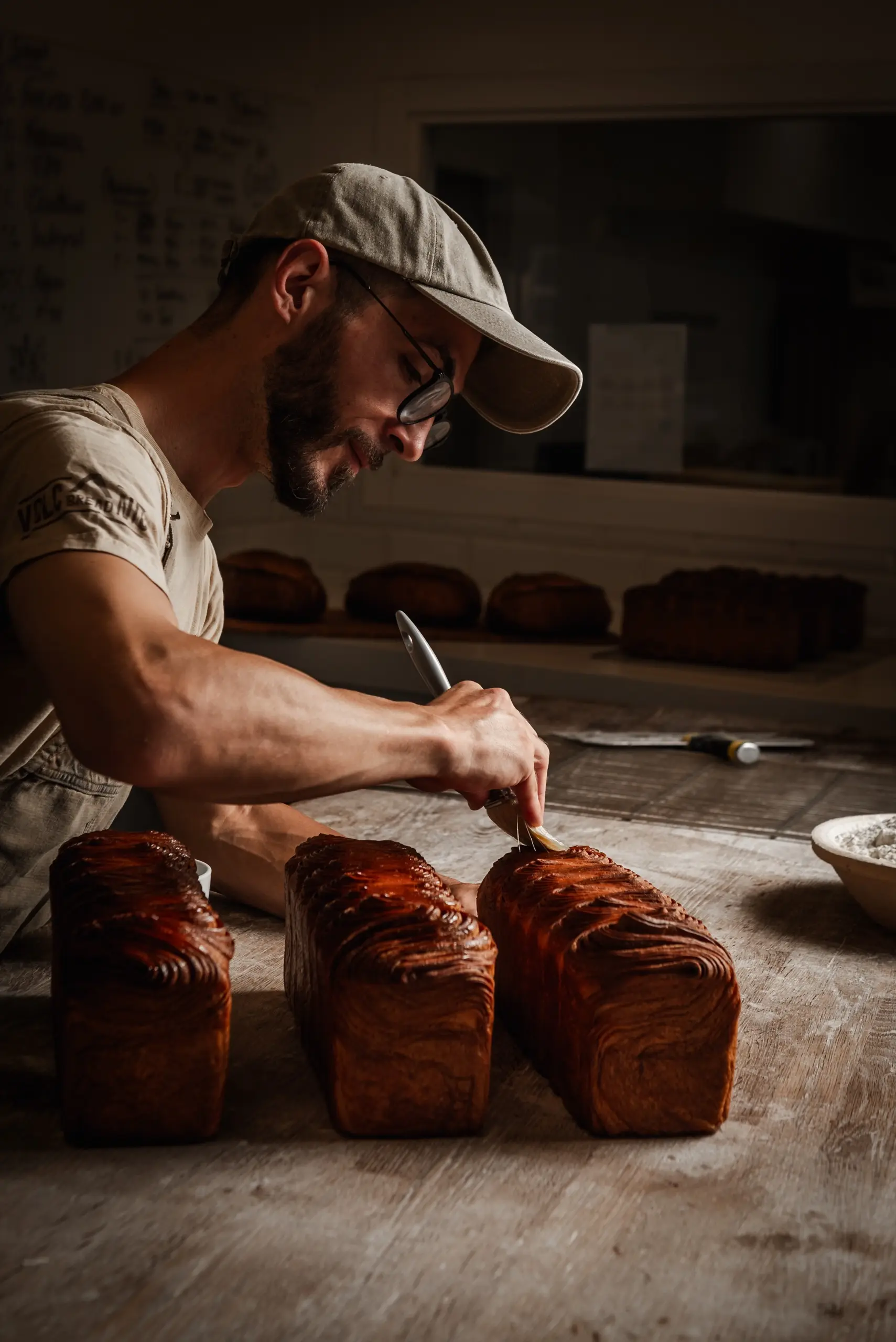 Panadero glaseando brioche