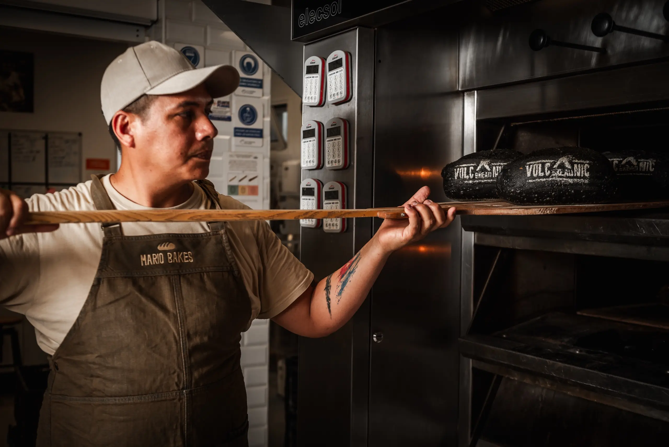 Panadero sacando Volcanic Bread del horno