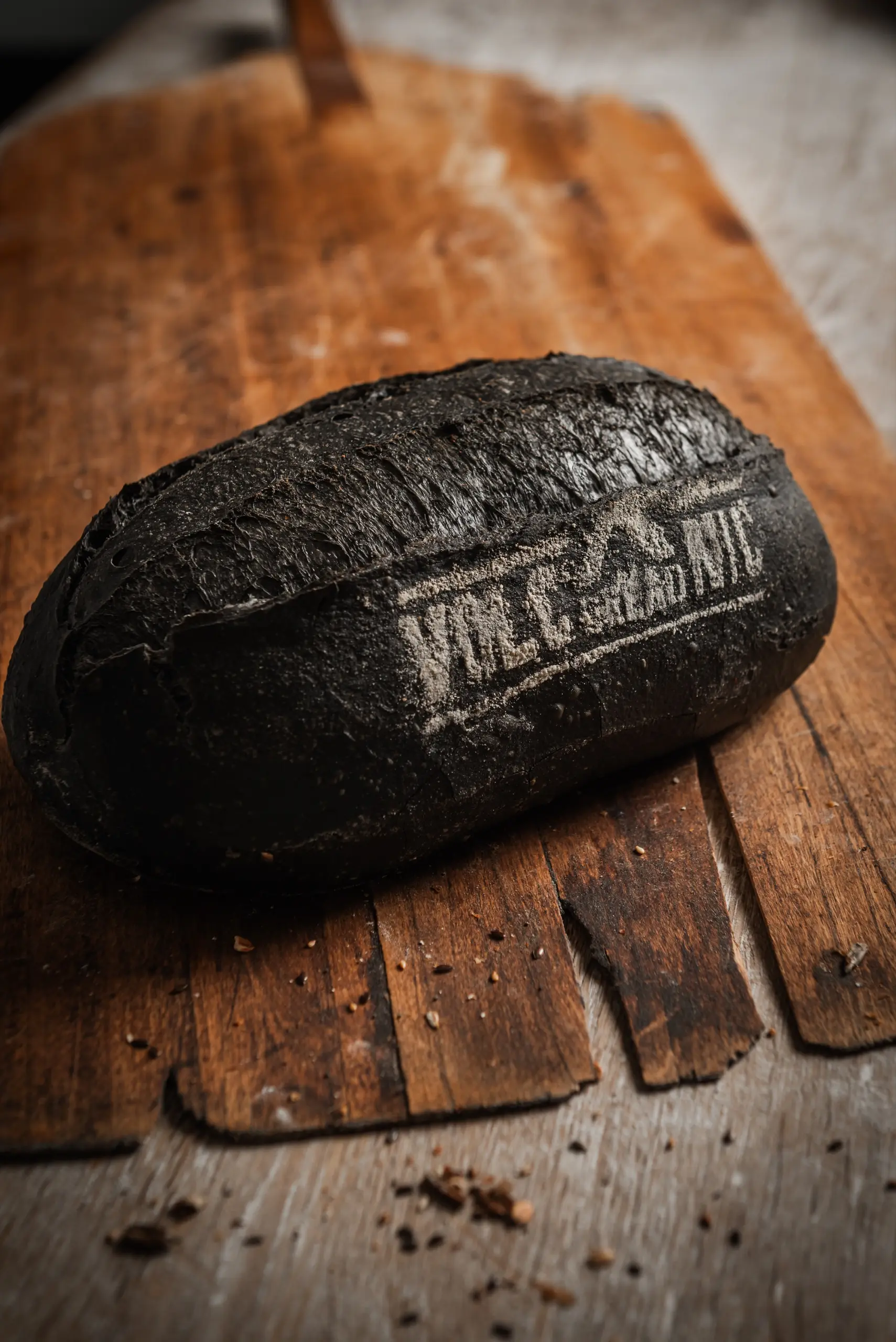 Volcanic Bread de color negro sobre una mesa de madera